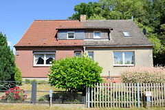 Rodenwalde  ist ein Ort in der Gemeinde Vellahn im Landkreis Ludwigslust-Parchim in Mecklenburg-Vorpommern; Doppelhaus mit unterschiedlicher Fassadengestaltung.