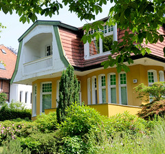 Fotos aus dem Hamburger Stadtteil Bergedorf;  Wohnhaus mit Balkon - Dachgaube in der  Hermann Distel Straße.