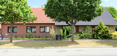 Karstädt  ist eine Gemeinde im Landkreis Prignitz im  Bundesland Brandenburg; Wohnhaus mit unterschiedlicher Fassadengestaltung / Vorgärten.