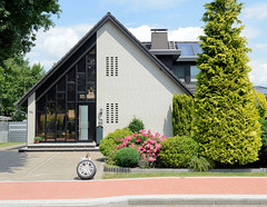 Gnarrenburg ist ein Ortsteil der gleichnamigen Gemeinde im Landkreis Rotenburg (Wümme) in Niedersachsen; Wohnhaus mit geteilter Fassade.