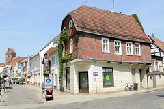 Die Stadt Perleberg ist die Kreisstadt des Landkreises Prignitz im Land Brandenburg; Wohnhäuser, Geschäfte in der Bäckerstraße / Fußgängerzone.