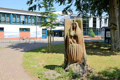 Das Ostseebad   Graal-Müritz   ist eine Gemeinde   im Landkreis Rostock in Mecklenburg-Vorpommern; Holzskulptur Venus / Muschel vor dem Aquadrom in Müritz.