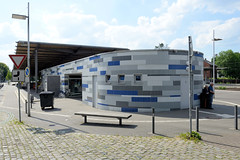 Rotenburg (Wümme) ist eine Stadt und Kreisstadt des gleichnamigen Landkreises  in Niedersachsen; Bahnhofsgebäude mit Kachelfassade.