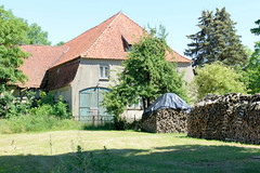 Albertinenhof ist ein Ort in der Gemeinde Vellahn im Landkreis Ludwigslust-Parchim in Mecklenburg-Vorpommern; Scheune und gestapeltes Brennholz.