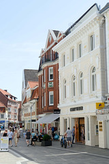Fotos aus dem Hamburger Stadtteil Bergedorf; historische Geschäftshäuser / Wohnhäuser in der Bergedorfer Fussgängerzone Sachsentor.