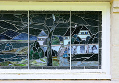 Fotos aus dem Hamburger Stadtteil Bergedorf; Fensterscheibe - Fensterbild / Glasbild mit Wohnhaus, Landschaft.