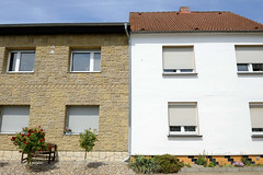 Bittkau ist eine Ortschaft und ein Ortsteil der Stadt Tangerhütte im Landkreis Stendal in Sachsen-Anhalt; einstöckige Wohnblocks mit unterschiedlicher Fassadengestaltung.