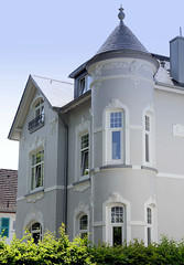 Fotos aus dem Hamburger Stadtteil Bergedorf; Villa mit Jugendstildekor - Fassadenrelief / Erkerturm.