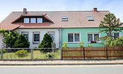 Bittkau ist eine Ortschaft und ein Ortsteil der Stadt Tangerhütte im Landkreis Stendal in Sachsen-Anhalt; Doppelhaus mit unterschiedlicher Fassadengestaltung - Vorgarten und Straßenzaun.