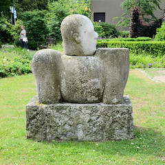 Zeven  ist eine Stadt im Landkreis Rotenburg (Wümme) in Niedersachsen; Skulpturengarten am Königin - Christinen - Haus -  Reitertor-so von Eberhard Szejstecki.