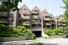 Fotos aus dem Hamburger Stadtteil Bergedorf; Wohnblock mit Paralleldach in der Chrysanderstraße.