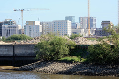 Bilder aus dem Hamburger Stadtteil Kleiner Grasbrook, Bezirk Hamburg Mitte; Blick über den Moldauhafen zum Bauschutt des Übersee-Zentrums - dahinter Gebäude in der Hafencity.