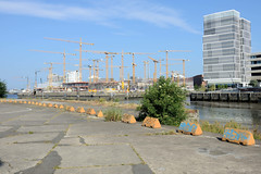 Fotos aus dem Hamburger Stadtteil Hafencity, Bezirk Hamburg Mitte; Blick vom Petersenkai über den Baakenhafen zum Überseequartier.