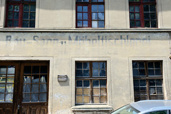 Die Stadt Perleberg ist die Kreisstadt des Landkreises Prignitz im Land Brandenburg; alte Fassadenaufschrift, Bau- Sarg - Möbeltischlerei.