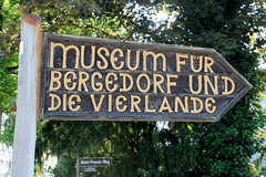 Fotos aus dem Hamburger Stadtteil Bergedorf; Hinweisschild Museum für Bergedorf und die Vierlande im Bergedorfer Schloss.