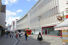 Fotos aus dem Hamburger Stadtteil Bergedorf; Kaufhausarchitektur in der Straße Sachsentor - Gebäude Karstadt.