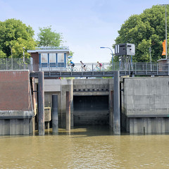 Fotos aus dem Hamburger Stadtteil Hammerbrook, Hamburg-Mitte; Schleusentor  der stillgelegten Hammerbrookschleuse am Oberhafenkanal.