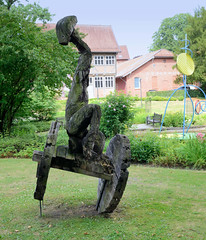 Zeven  ist eine Stadt im Landkreis Rotenburg (Wümme) in Niedersachsen; Skulpturengarten am Königin - Christinen - Haus - Thorwagen von Oliver Voigt.