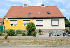 Ringfurth  ist ein Ortsteil  der Stadt Tangermünde im Landkreis Stendal in Sachsen-Anhalt; Doppelhaus mit unterschiedlicher Fassadengestaltung / Vorgarten / Zaun.
