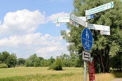 Rotenburg (Wümme) ist eine Stadt und Kreisstadt des gleichnamigen Landkreises  in Niedersachsen; Verkehrsschilder / Hinweisschilder für FahrradfahrerInnen - Fahrradrouten.