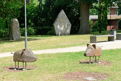Scheeßel ist eine Ortschaft in der gleichnamigen Gemeinde im Landkreis Rotenburg (Wümme) in Niedersachsen; Weltkriegsdenkmal und Holztiere.