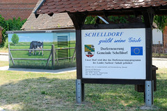 Schelldorf</strong> ist ein Ortsteil  der Stadt Tangerhütte im Landkreis Stendal in Sachsen-Anhalt;  Dorferneuerung - Trafostation mit Malerei, weidende Kuh.