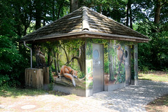 Das Ostseebad   Graal-Müritz   ist eine Gemeinde   im Landkreis Rostock in Mecklenburg-Vorpommern; öffentliche Toilette mit Wandmalerei in Graal - Waldtiere.