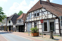 Rotenburg (Wümme) ist eine Stadt und Kreisstadt des gleichnamigen Landkreises  in Niedersachsen; Geschäftshäuser mit Krüppelwalmdach, teilweise Leerstand.