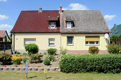 Das Dorf Schönberg ist ein Ortsteil der Hansestadt Seehausen (Altmark) im Landkreis Stendal in Sachsen-Anhalt; Doppelhaus mit unterschiedlicher Garten- und Fassadengestaltung.