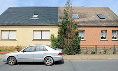 Cobbel ist eine Ortschaft und ein Ortsteil der Stadt Tangerhütte im Landkreis Stendal in Sachsen-Anhalt; Doppelhaus mit unterschiedlicher Fassadengestaltung / Vorgärten.