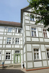 Die Stadt Perleberg ist die Kreisstadt des Landkreises Prignitz im Land Brandenburg; zweistöckiges Fachwerkgebäude, Wohnhaus am Kirchplatz.