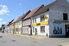 Die  Hansestadt Seehausen    (Altmark) ist eine Stadt im Landkreis Stendal in der Region Altmark in Sachsen-Anhalt; Geschäfte in der Mühlenstraße.