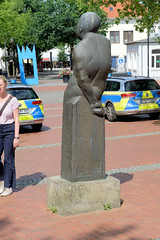 Zeven  ist eine Stadt im Landkreis Rotenburg (Wümme) in Niedersachsen; Vorplatz am Christinenhaus - Bronzeskulptur Großer Hephaistos - Bildhauer Waldemar Otto.