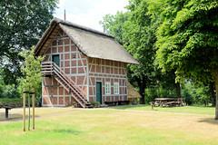 Sittensen ist eine Gemeinde im Landkreis Rotenburg (Wümme) in Niedersachsen;  einstöckiges Fachwerkkate mit Reetdach.