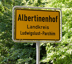 Albertinenhof ist ein Ort in der Gemeinde Vellahn im Landkreis Ludwigslust-Parchim in Mecklenburg-Vorpommern; Ortsschild.