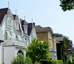Fotos aus dem Hamburger Stadtteil Bergedorf; Hausgiebel, Fenstergauben in der Ernst-Mantius Straße.