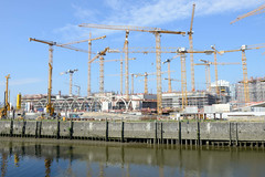Fotos aus dem Hamburger Stadtteil Hafencity, Bezirk Hamburg Mitte; Blick über den Magdeburger Hafen zur Baustelle vom Überseequartier.
