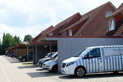 Scheeßel ist eine Ortschaft in der gleichnamigen Gemeinde im Landkreis Rotenburg (Wümme) in Niedersachsen; Reihenhaus mit Carports.