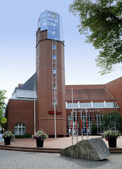 Zeven  ist eine Stadt im Landkreis Rotenburg (Wümme) in Niedersachsen;  Verwaltungsarchitektur mit Turm, Zevener Rathaus.