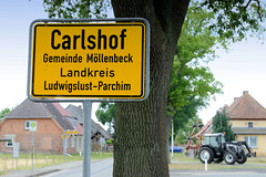 Der Ort Carlhof gehört zur Gemeinde Möllenbeck, die Teil des Amts Grabow im Landkreis Ludwigslust-Parchim in Mecklenburg-Vorpommern ist.