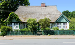 Das Ostseebad   Graal-Müritz   ist eine Gemeinde   im Landkreis Rostock in Mecklenburg-Vorpommern; historisches Wohnhaus in Müritz - Reetdach und Zwerchveranden - das Gebäude steht unter Denkmalschutz.