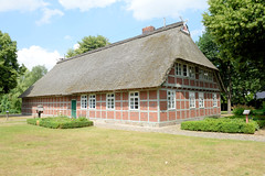 Sittensen ist eine Gemeinde im Landkreis Rotenburg (Wümme) in Niedersachsen;  Heimathaus - Fachwerkgebäude mit Reetdach.