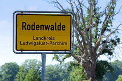 Rodenwalde  ist ein Ort in der Gemeinde Vellahn im Landkreis Ludwigslust-Parchim in Mecklenburg-Vorpommern; Ortsschild.