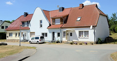 Pritzier ein Ort und gleichnamige Gemeinde im Landkreis Ludwigslust-Parchim in Mecklenburg-Vorpommern; Reihenhaus mit Volutengiebel - drei Wohneinheiten.