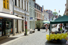 Die Stadt Perleberg ist die Kreisstadt des Landkreises Prignitz im Land Brandenburg; Geschäfte in der Fußgängerzone Bäckerstraße.