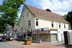 Rotenburg (Wümme) ist eine Stadt und Kreisstadt des gleichnamigen Landkreises  in Niedersachsen; Einzelhaus mit Holzfassade - vorgesetzte Schaufenster.