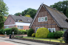 Zeven  ist eine Stadt im Landkreis Rotenburg (Wümme) in Niedersachsen;  Reetdachgebäude mit Fachwerk - Einzelhaus mit Dachbalkon.