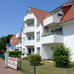 Das Ostseebad   Graal-Müritz   ist eine Gemeinde   im Landkreis Rostock in Mecklenburg-Vorpommern;  Neubau in Graal - Wohnhaus mit Balkons.