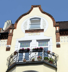 Fotos aus dem Hamburger Stadtteil Bergedorf; Balkon mit Jugendstilgitter - Fassadendekor.