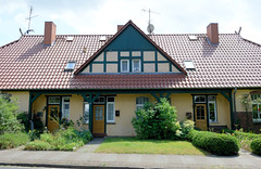 Scheeßel ist eine Ortschaft in der gleichnamigen Gemeinde im Landkreis Rotenburg (Wümme) in Niedersachsen; Reihenhaus mit Fachwerkgaube.